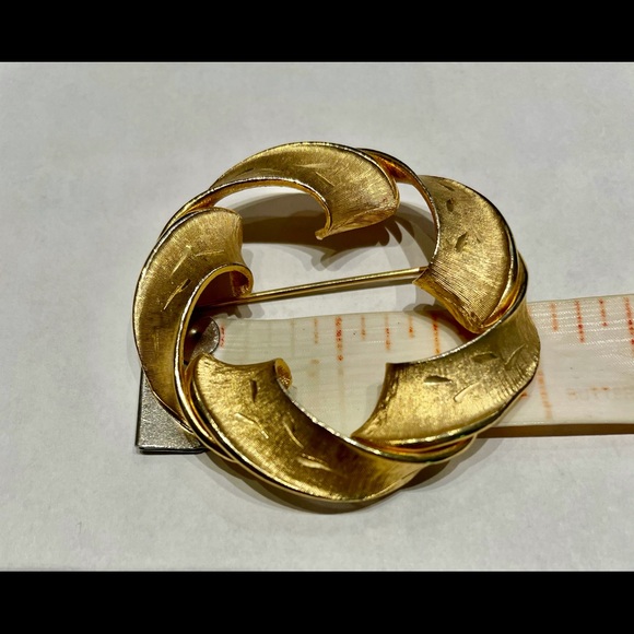 Kramer New York Twisted Ribbon Circle Pin Vintage - Picture 6 of 6